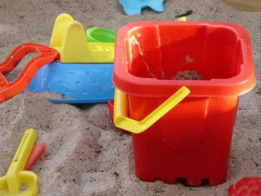 Bild: Der Sandkasten: das Spielen mit Sand begeistert immer noch die Herzen der Kinder