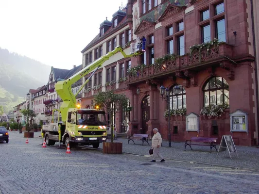 Bild: Regional verbunden – überregional tätig – 25 Jahre Schwenk Arbeitsbühnen