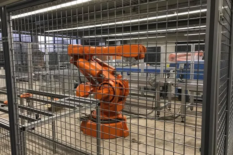 Bild: J. v. G. Thoma GmbH completes two new robot layups for DESERT solar panel production in Turkey