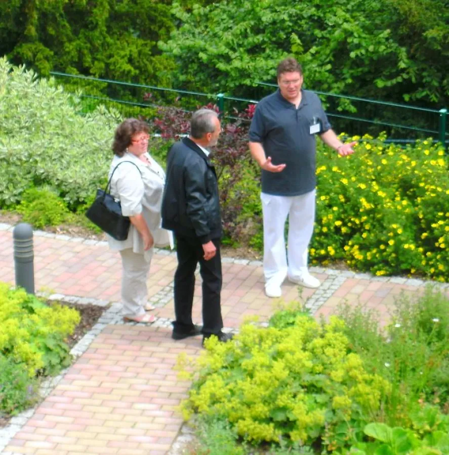 Thomas Helmenstein (re.), Otto-Fricke-Krankenhaus, führt durch den Therapiegarten.