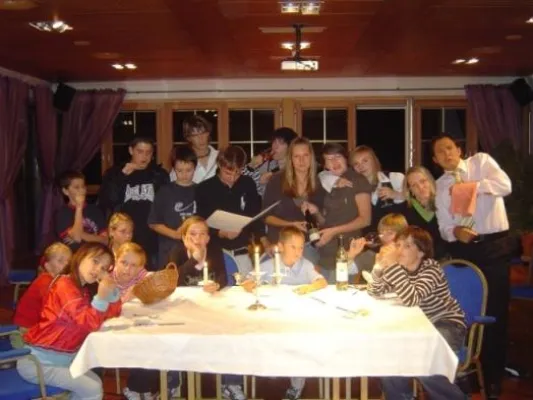 Benimm ist „in“ - Etiketten-Kurse für Teens im Sporthotel Stock Bild: Benimm ist „in“ - Etiketten-Kurse für Teens im Sporthotel Stock