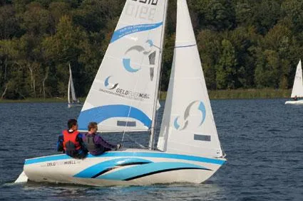 Team „geldfuermuell.de“ überzeugt mit neuem Segelboot bei Deutscher Meisterschaft Bild: Team „geldfuermuell.de“ überzeugt mit neuem Segelboot bei Deutscher Meisterschaft