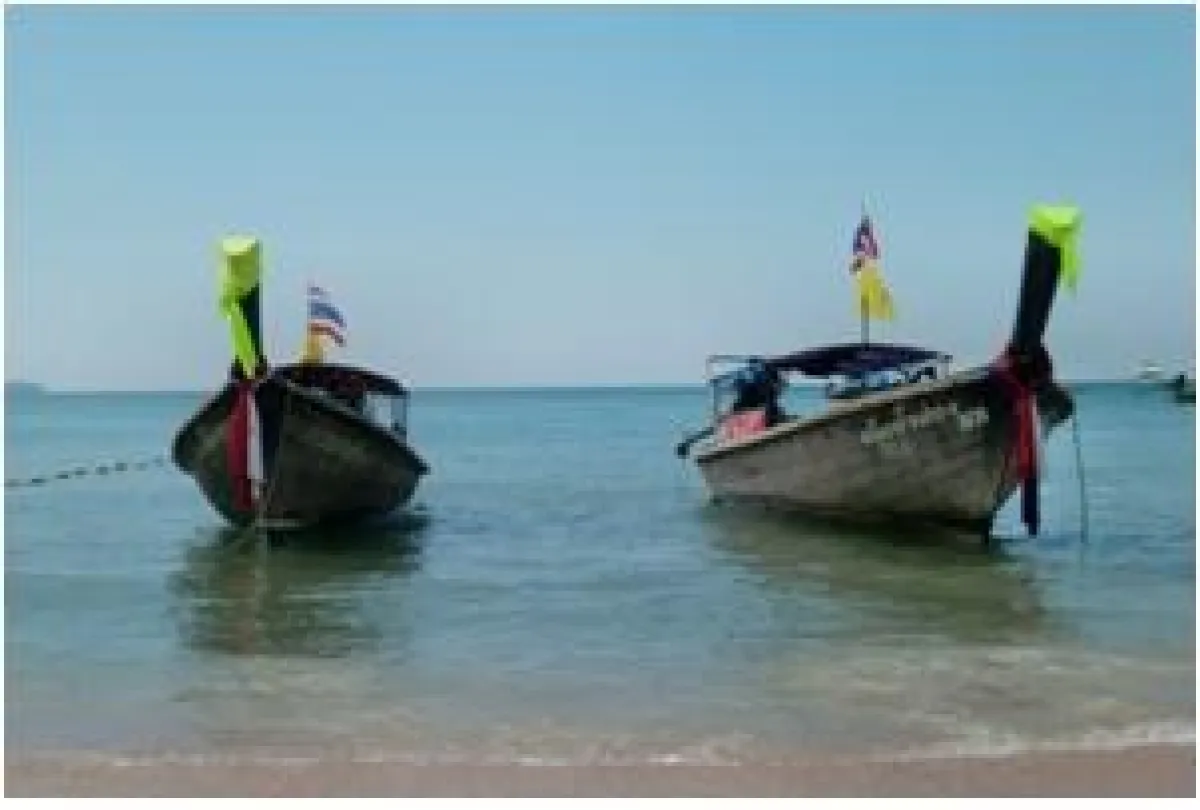 Boote für der Küste von Ko Phi Phi