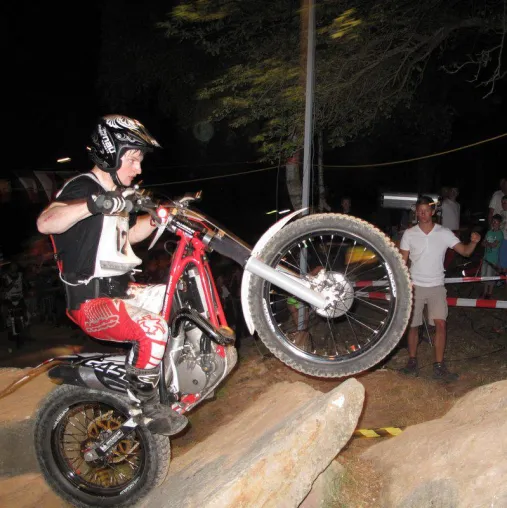 Beim ADAC Nacht-Trial in Uslar-Fürstenhagen starten die Akrobaten unter den Motorradfahrern Bild: Beim ADAC Nacht-Trial in Uslar-Fürstenhagen starten die Akrobaten unter den Motorradfahrern