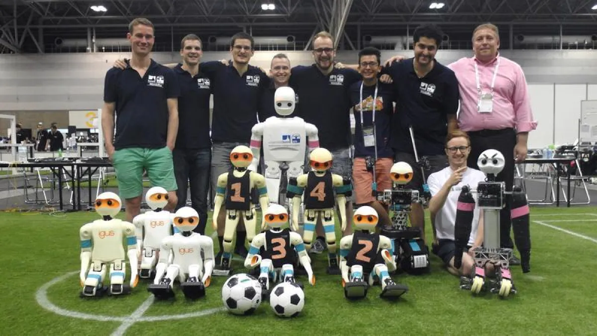 So sehen Sieger aus: Die Bonner Fußballroboter des Teams Nimbro um Prof. Dr. Sven Behnke (r.). (Foto: Team Nimbro/Uni Bonn)