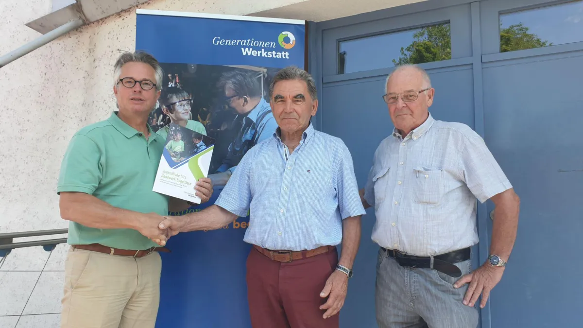 v.ln.r. Ulrich Kuther, Hessenstiftung, gratuliert den Botschaftern der GenerationenWerkstatt im Lahn