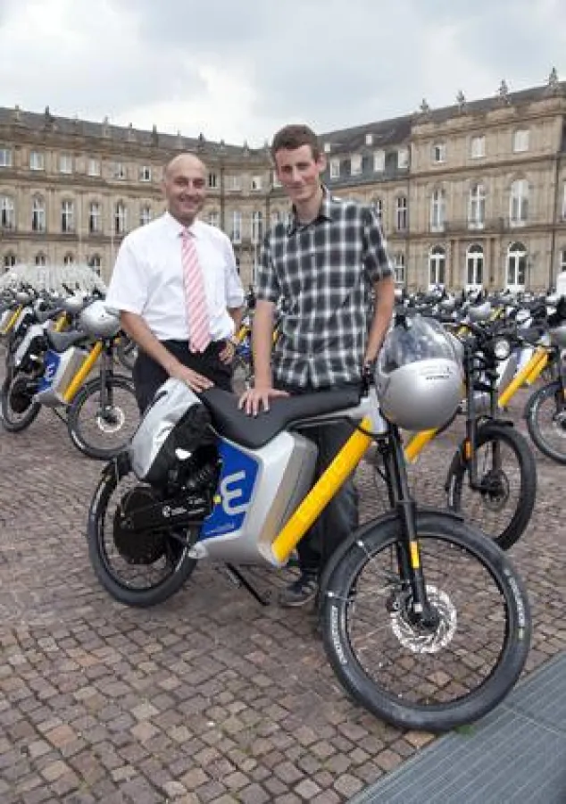 Projektmanager Björn Rast und Geschäftsführer Christian Roth (rechts) von MSR-Office vor der größten Elektroflotte Deutschlands. Copyright:  Janina Schütz/MSR-Office