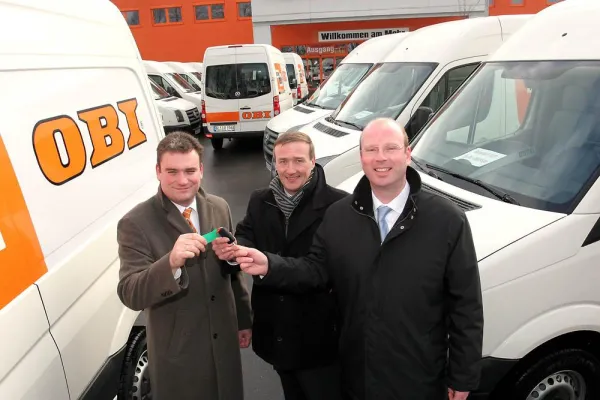 Bild: ALD Automotive übergibt 50 neue VW Crafter an OBI
