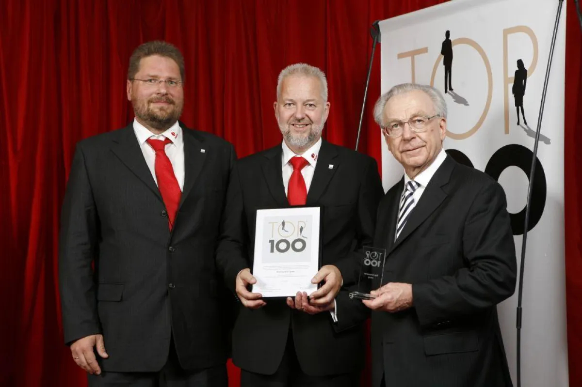 V.l.n.r.: Hans-Peter Looft und Michael Dreher von iPoint-systems bei der Vergabe des Top100-Gütesiegels durch Lothar Späth. (Quelle: iPoint-systems)