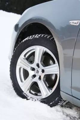 Bild: Nokian-Winterreifen ist der Testsieger mit Sehr empfehlenswert im Winterreifen-Test 2011 von sport auto
