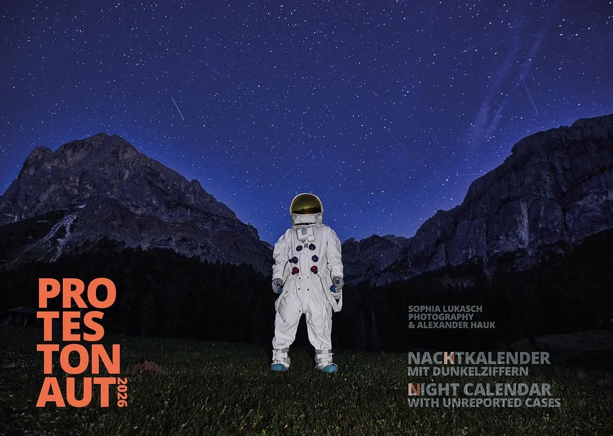 Titelbild Protestonaut-Kalender 2026 zum Thema Dunkelziffern (© Protestonaut / Sophia Lukasch Photography)
