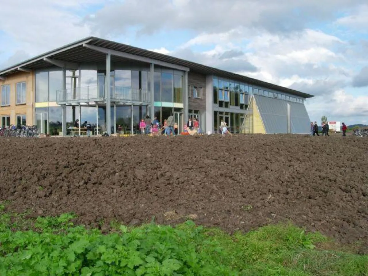 Das Sonnen-Zentrum in Rottenburg-Oberndorf bei Tübingen ist ein Modellprojekt für energiebewusstes Arbeiten und Leben. 80 Prozent des Heizenergiebedarfs werden solar gedeckt.