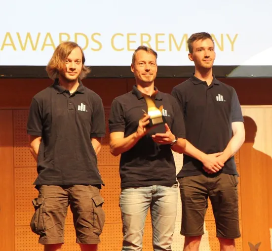 Bild: Frankfurt UAS ist Vizeweltmeister im Roboterfußball/Team nimmt Pokal des 21. RoboCup in Japan entgegen