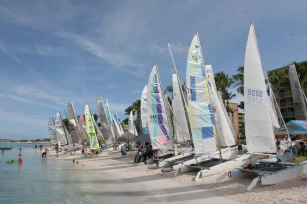 Bild: Kat-Fans setzen Segel auf Aruba - 18. Internationale Heineken Katamaran Regatta vom 13. bis 23. November