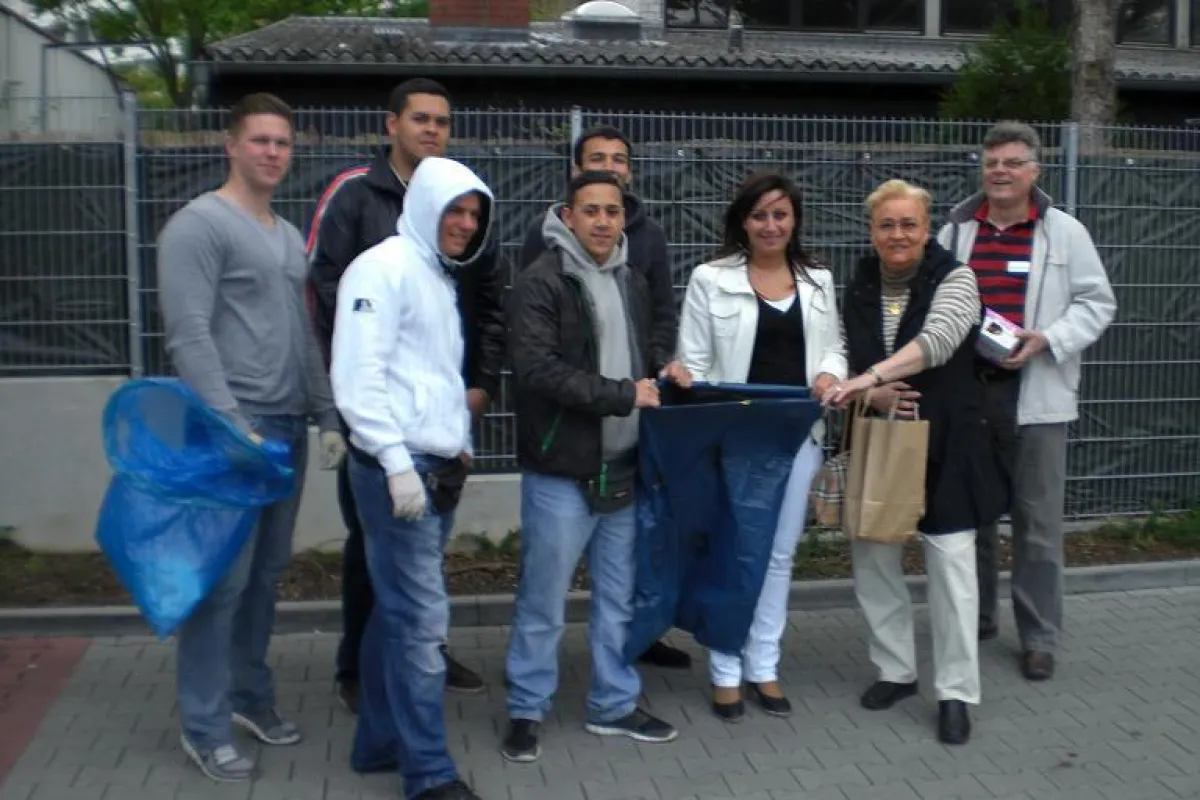 Christel Ehrlich und FAW-Seminarleiter Hartmut Pfuhland mit den jugendlichen Seminarteilnehmern in Aktion