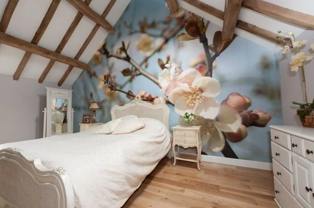 Individuelle Tapeten von wallunica verleihen diesem Schlafzimmer einen romantischen Akzent.