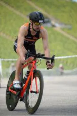 Bild: IRONMAN-Qualifikation beim Ironman 70.3 Kraichgau. IOS-Technik unterstützt den Triathleten Matthias Fackler.