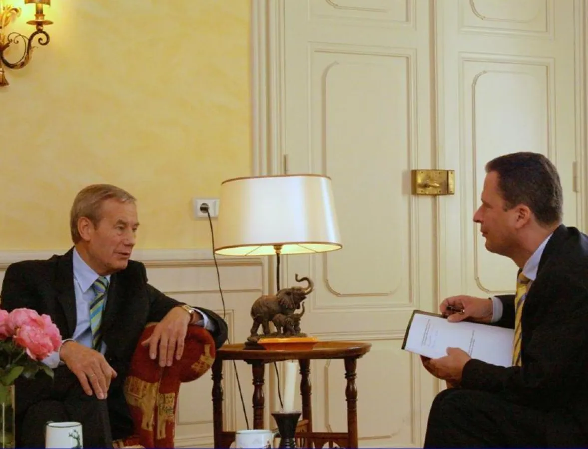 Martin Kayenburg (links), Präsident des Schleswig-Holsteinischen Landtages, im Gespräch mit Prof. Dr. Christoph Gaudecki