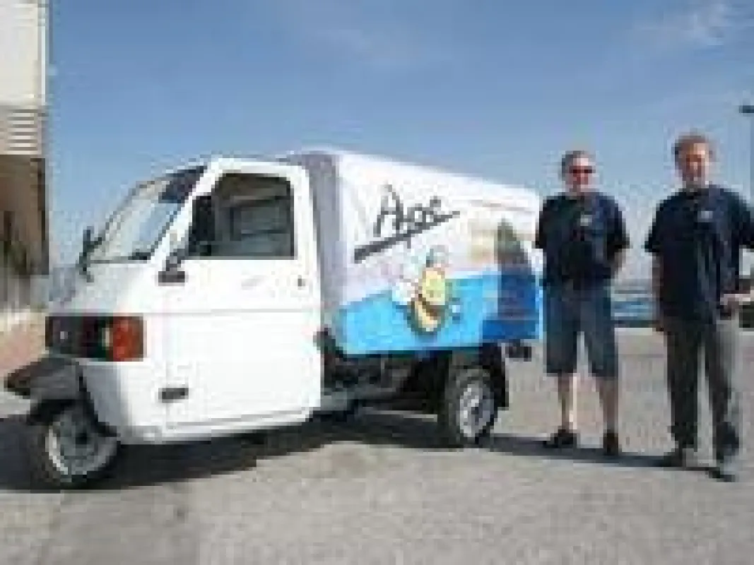 Das APE-Tour-Team Josef Schwarz & Andreas Icha vor der Abfahrt im Piaggio-Werk in Pontedera