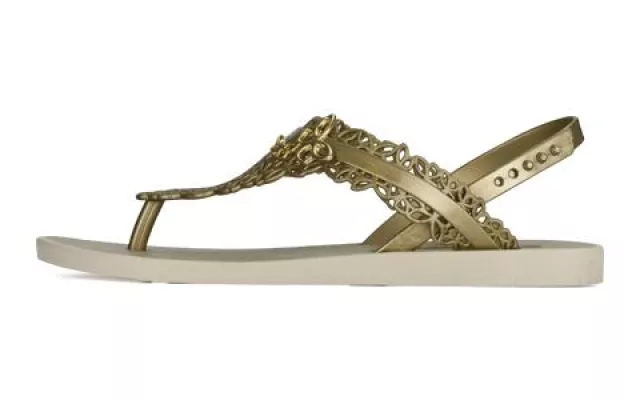 Bild: Foot Locker begrüßt den Sonnenschein mit brandneuen stylischen Sommer-Sandalen