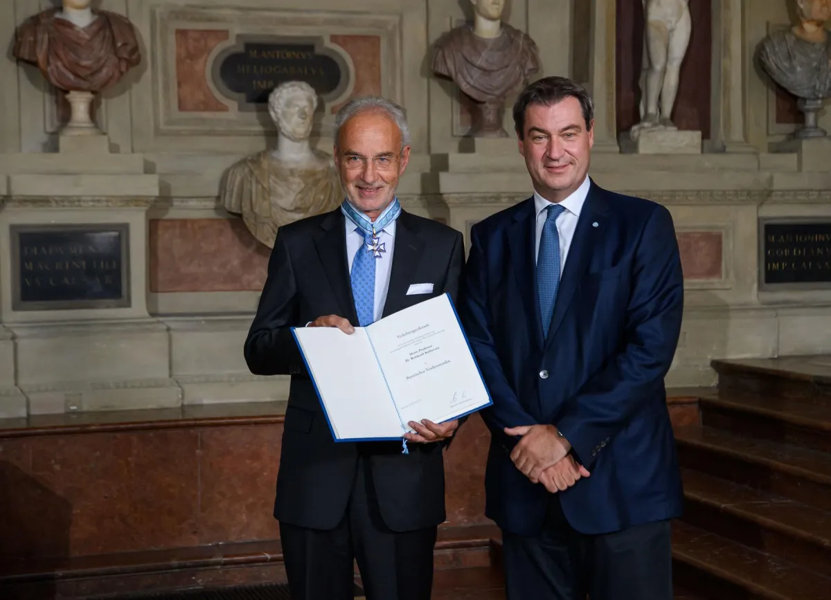 Prof. Dr. Andreesen (li.) erhält von Dr. Söder den Bayerischen Verdienstorden © Bay. Staatskanzleizl