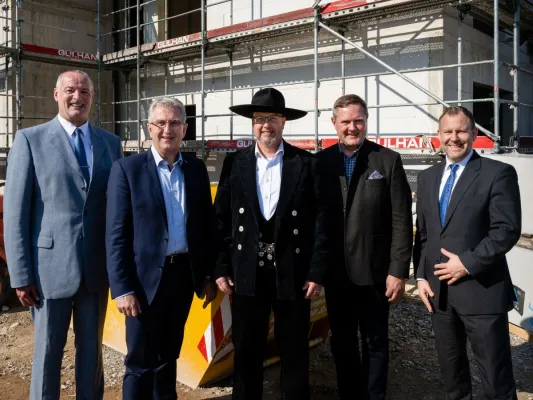 Bild: Meilenstein: Richtfest für 68 geförderte Wohnungen plus Kita in der Blumenstraße in Stein 