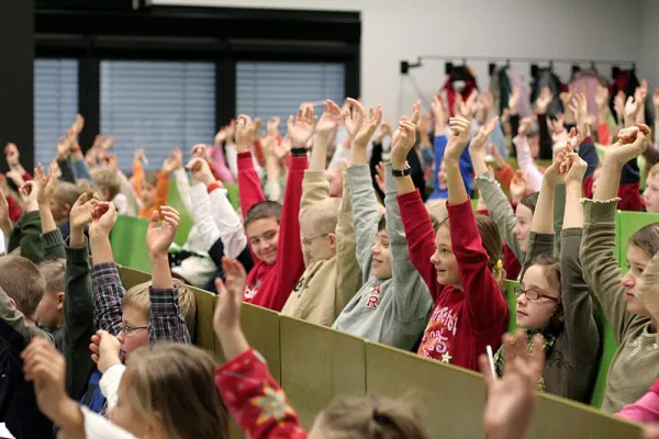 Bild: KinderHochschüler auf der Reise durch die Welt des Lichts - Auftaktvorlesung für Junior-Studenten im Jahr 2007