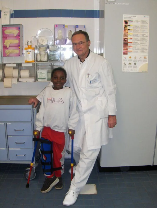 Der kleine Leo aus Angola mit Chefarzt und Operateur Dr. Matthias Bühler