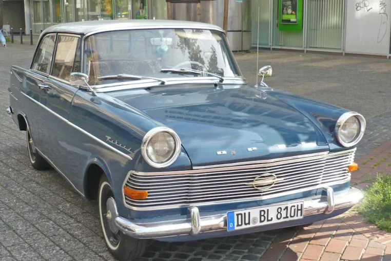 Bild: Schätze aus Jahrzehnten: Beim 9. Antik- & Designmarkt „Zeitreise Duisburg“ locken Nostalgie und Oldtimer