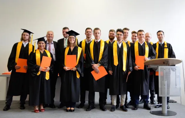 Bild: Bachelor- und Masterabsolventen in zwei Studiengängen verabschiedet: