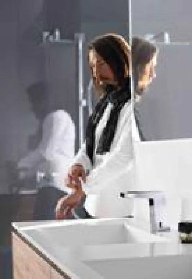 Besonders hygienisch ist das Händewaschen mit den berührungslosen Armaturen von HANSA. Foto: Hansa