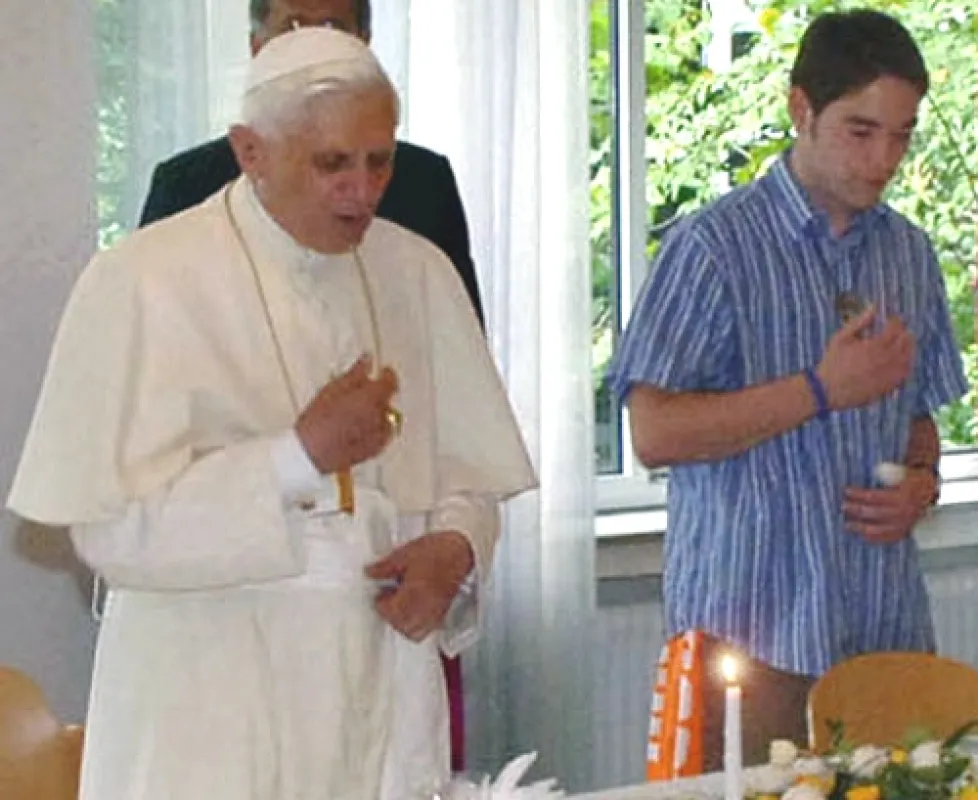 Papst Benedikt XVI. und Klaus Langenstück beim Tischgebet.