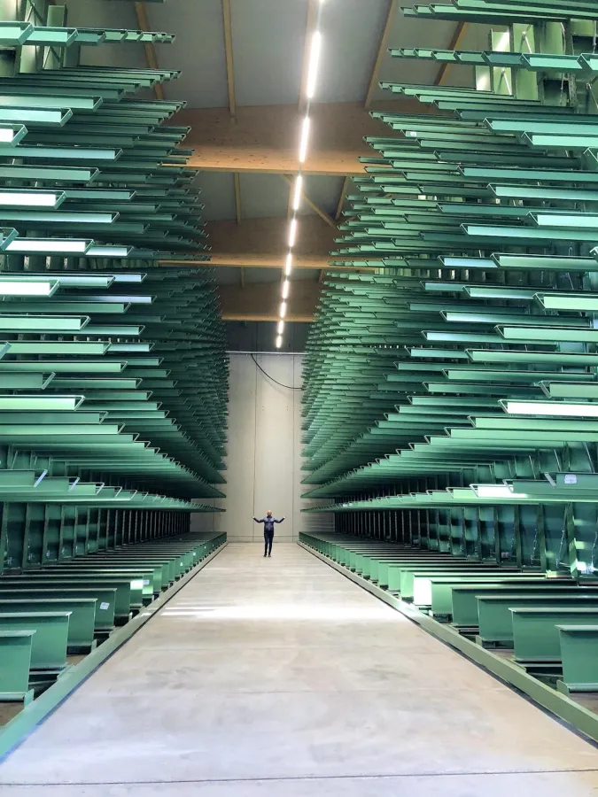 Das Verfahrlager bietet Platz zur Lagerung von 130 Lkw-Ladungen an Holzplatten. (© Karl Pichler)