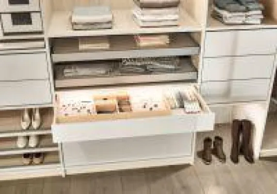 Bild: Raffiniert bis ins letzte Detail: praktische Ordnungshelfer für Ihren Kleiderschrank