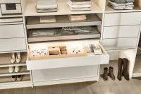 Bild: Raffiniert bis ins letzte Detail: praktische Ordnungshelfer für Ihren Kleiderschrank