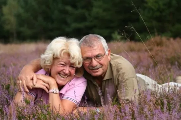 Bild: Bei älteren Menschen Schmerzen lindern - Ein gezielter Säureabbau durch basische Vitalstoffe kann helfen