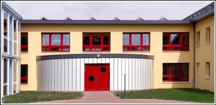 Bild: Spielen unter energiesparenden Dächern