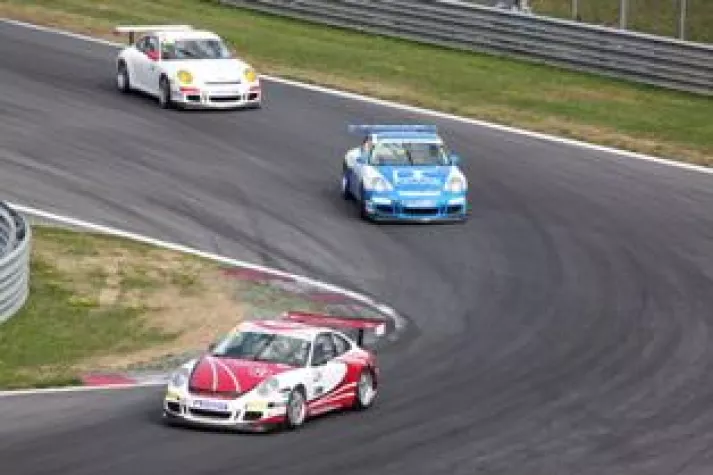 Bild: Achter Sieg im achten Rennen und gleichzeitig ein erneuter Doppelsieg für Felix Wimmer