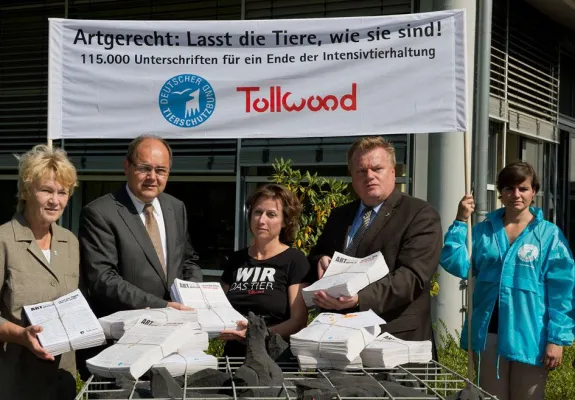 Bild: Agrarministerkonferenz: Unterschriften von Tollwood & Deutschem Tierschutzbund an Christian Schmidt übergeben