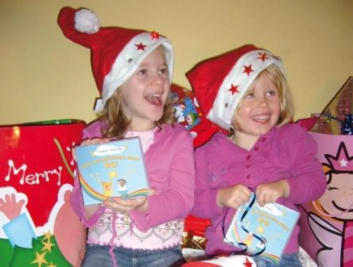 Kinder sind fasziniert, ihren eigenen Namen in der Musik von 