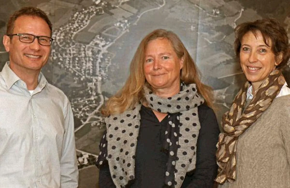 Christine Beck (re), Bürgermeister Christof Frick (li) und Margarete Crönert