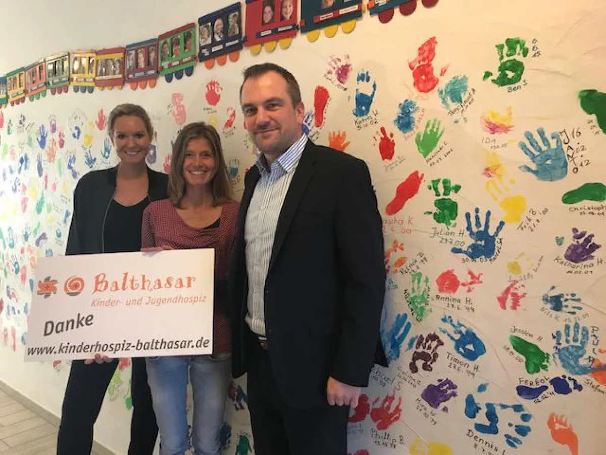 Sarah Opitz und Lars Tams übergeben eine Spende an das Kinder- und Jugendhospiz in Olpe