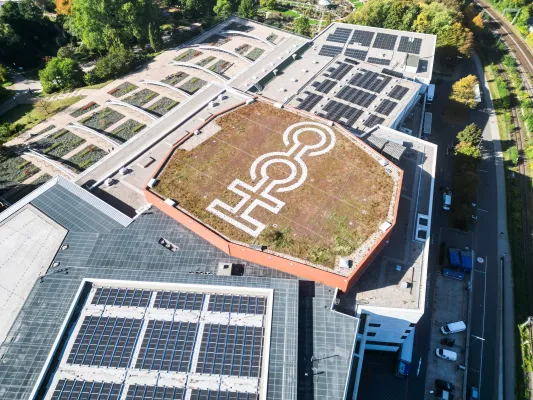 Bild: SAPOtech installiert 400 kWp-Photovoltaikanlage auf dem Dach des CCH – Congress Centers Hamburg