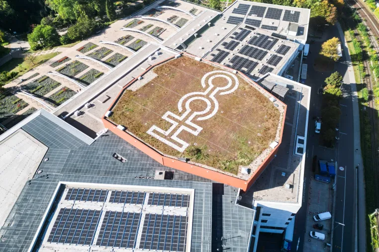 Bild: SAPOtech installiert 400 kWp-Photovoltaikanlage auf dem Dach des CCH – Congress Centers Hamburg