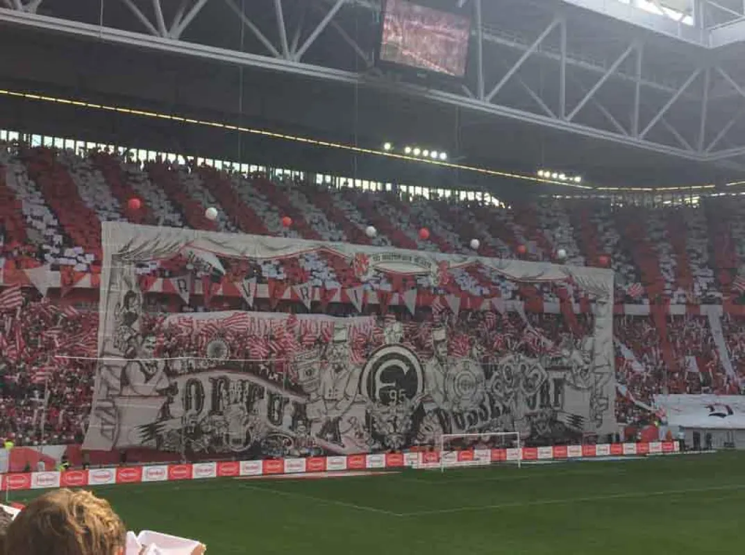 Aventem unterstützt Fan-Choreo in Düsseldorf (Foto: Aventem)