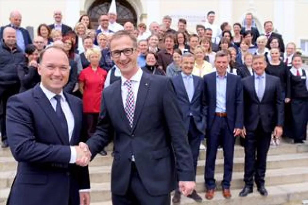 Abschied am Fleesensee: Björn Volz, neuer Direktor des Schlosshotels (links) mit Bojahr