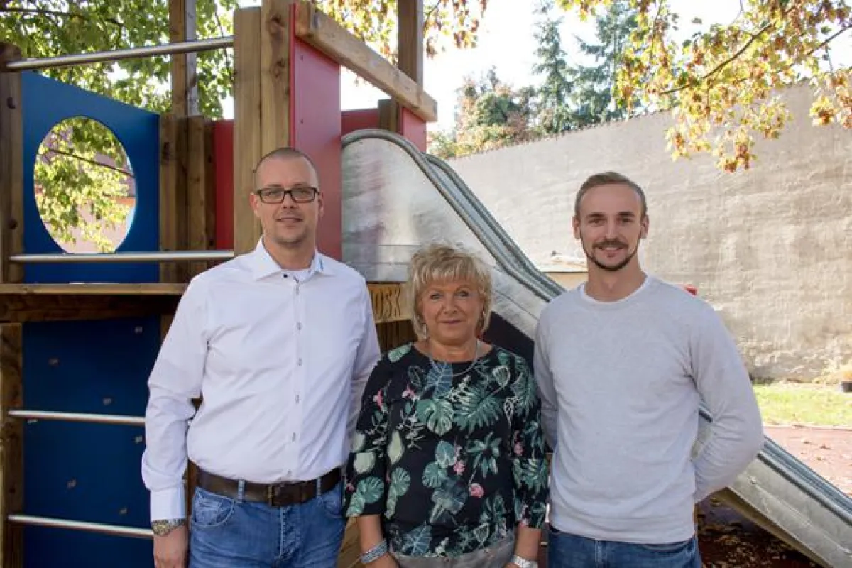 V.l.n.r. Herr Lindner (Vertriebsleiter LHG), Frau Baatzsch (Leiterin Kita) und Herr Heßler (Azubi)