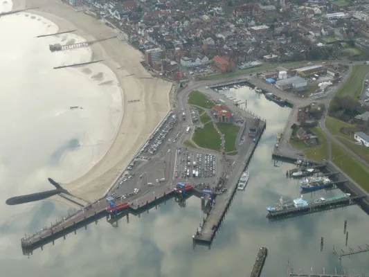 Bild: Schleswig-Holsteinische Häfen wachsen um knapp 2% - Mehr als 51 Millionen Tonnen Ladung im Jahr 2014