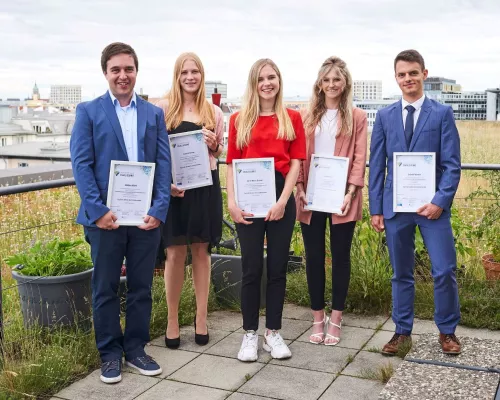Bild: Wettbewerb Dualissimo – Herausragende Absolvent*innen des dualen Studiums in Bayern ausgezeichnet