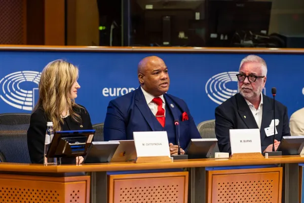 Bild: Nanoplastik im Fokus: ALLATRA Global Research Center präsentiert Forschung im EU-Parlament